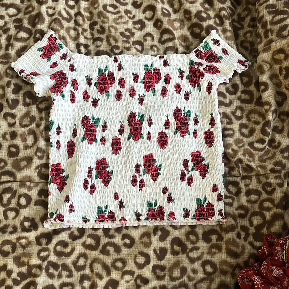 White roses ribbed off the shoulders top